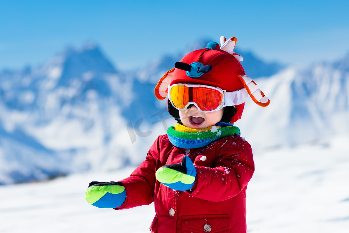 孩子冬季冰雪运动。儿童滑雪。家庭滑雪.图片