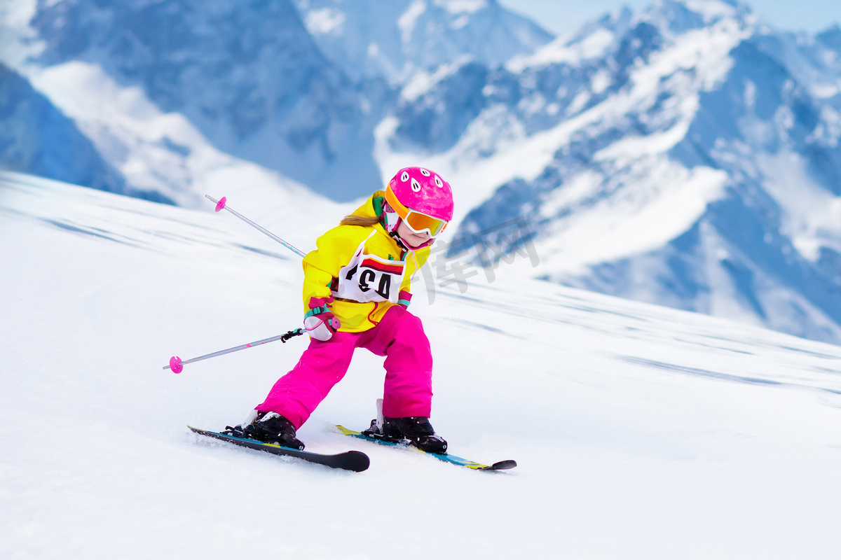 滑雪和雪的乐趣。孩子们滑雪儿童冬季运动.图片