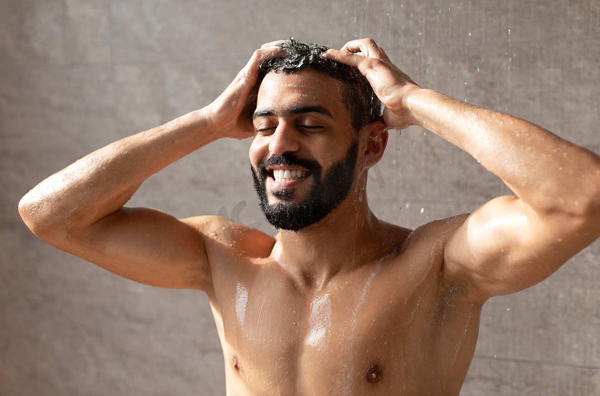 年轻英俊的阿拉伯男模正在洗热水澡图片