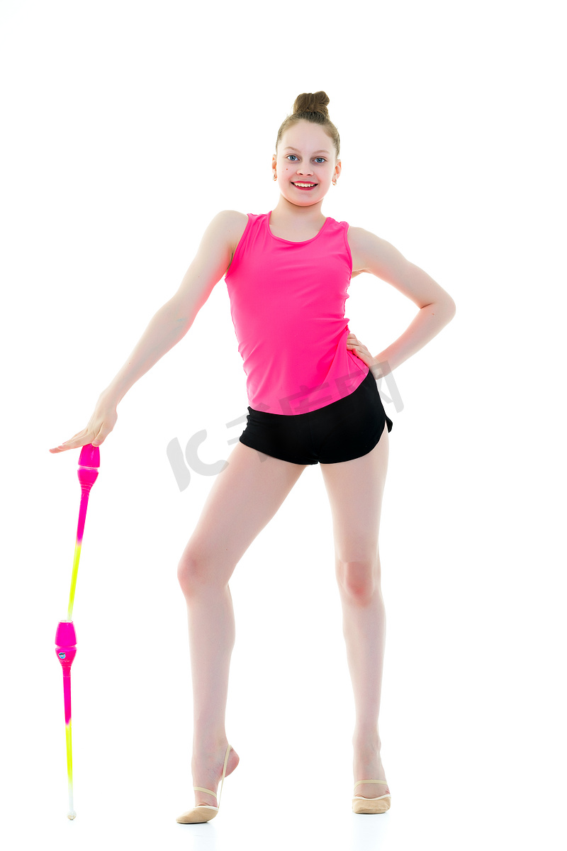女体操运动员用棍棒进行运动.图片