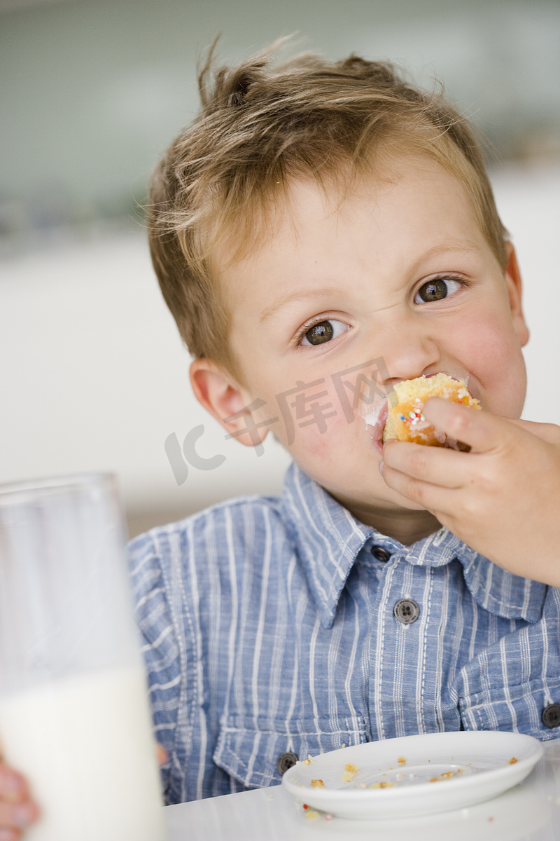 吃着甜饺子的小男孩图片