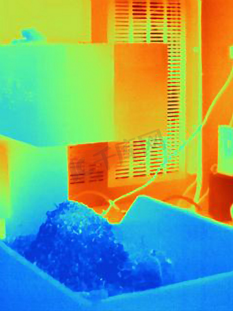 冷金属刨花从数控机床上掉落的热像图片