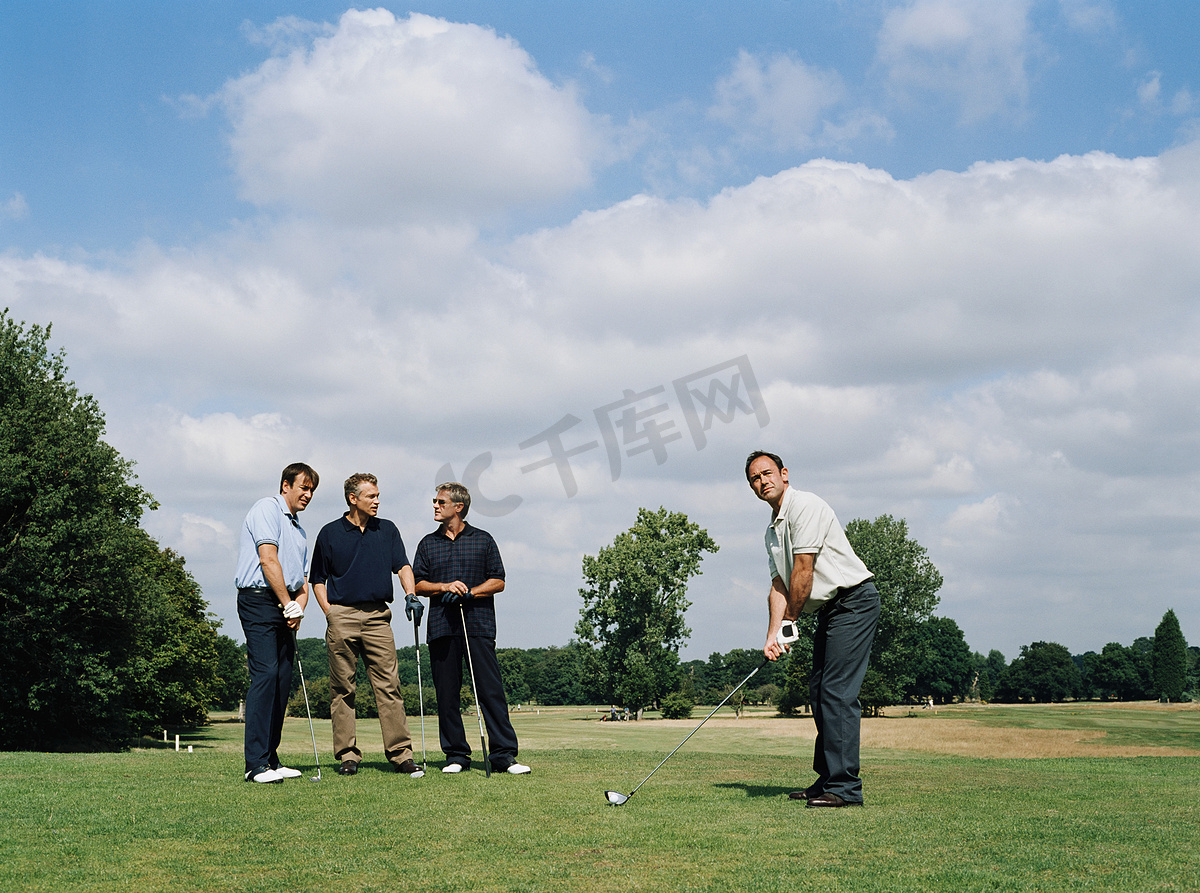 打高尔夫球的男人图片