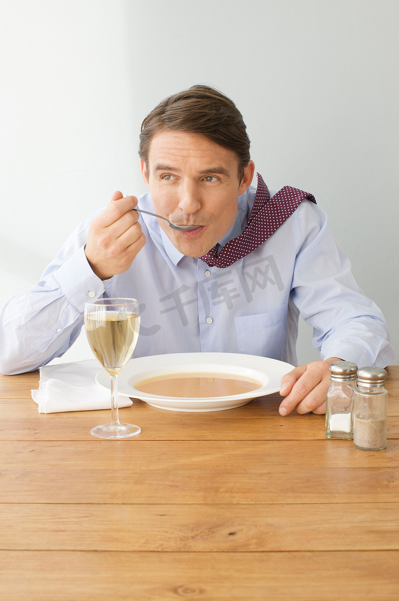 享受一顿合理膳食的男人图片