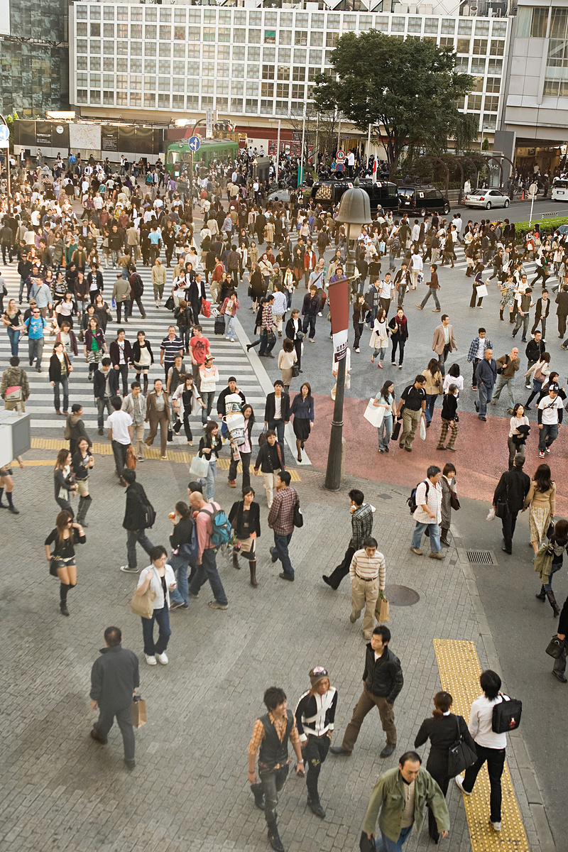 东京人行横道上的人们图片