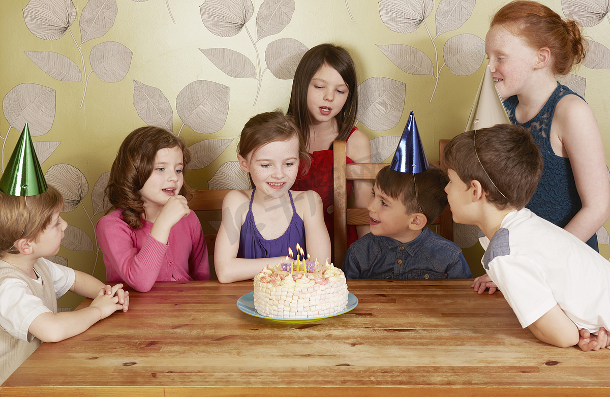 孩子们在生日聚会上女孩带着蛋糕图片