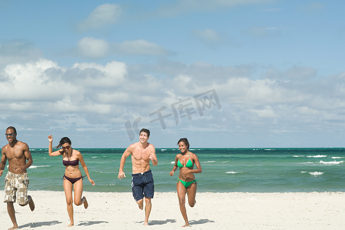 朋友们在海滩上奔跑图片