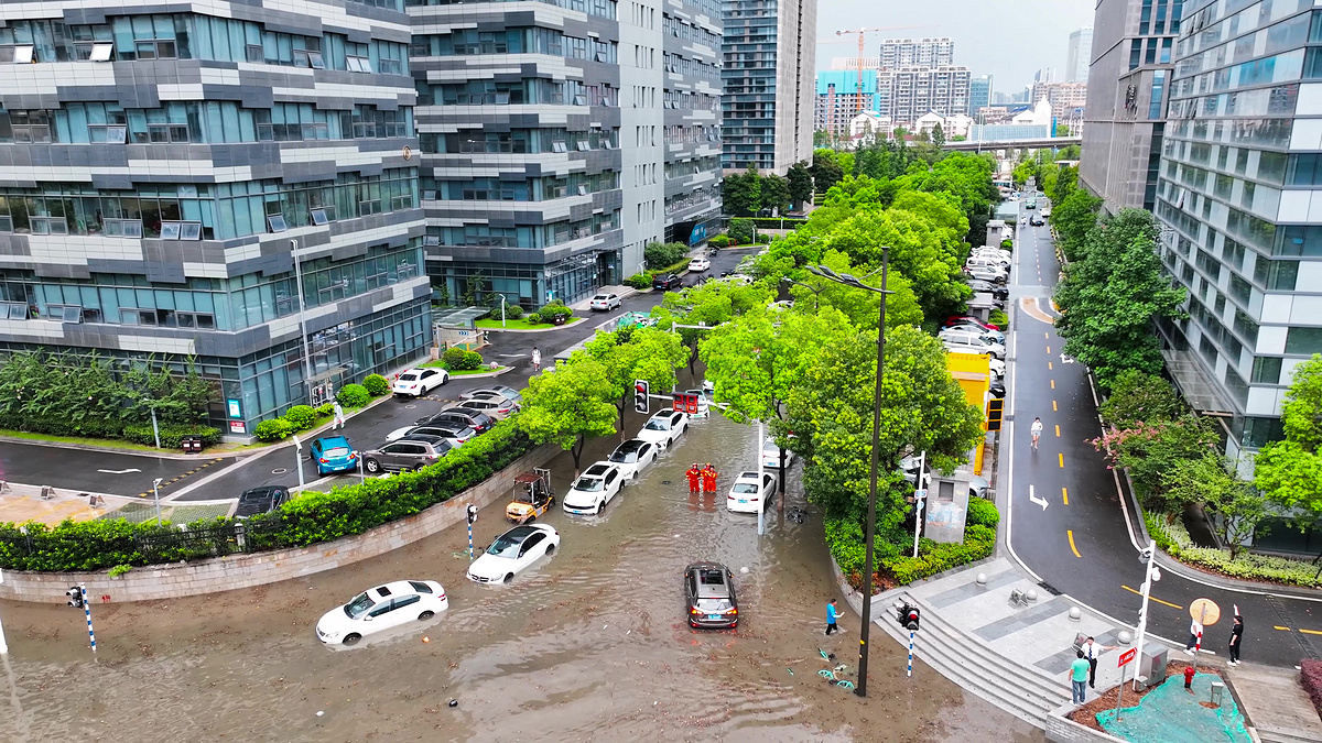 航拍夏季暴雨过后城市道路积水严重洪灾图片
