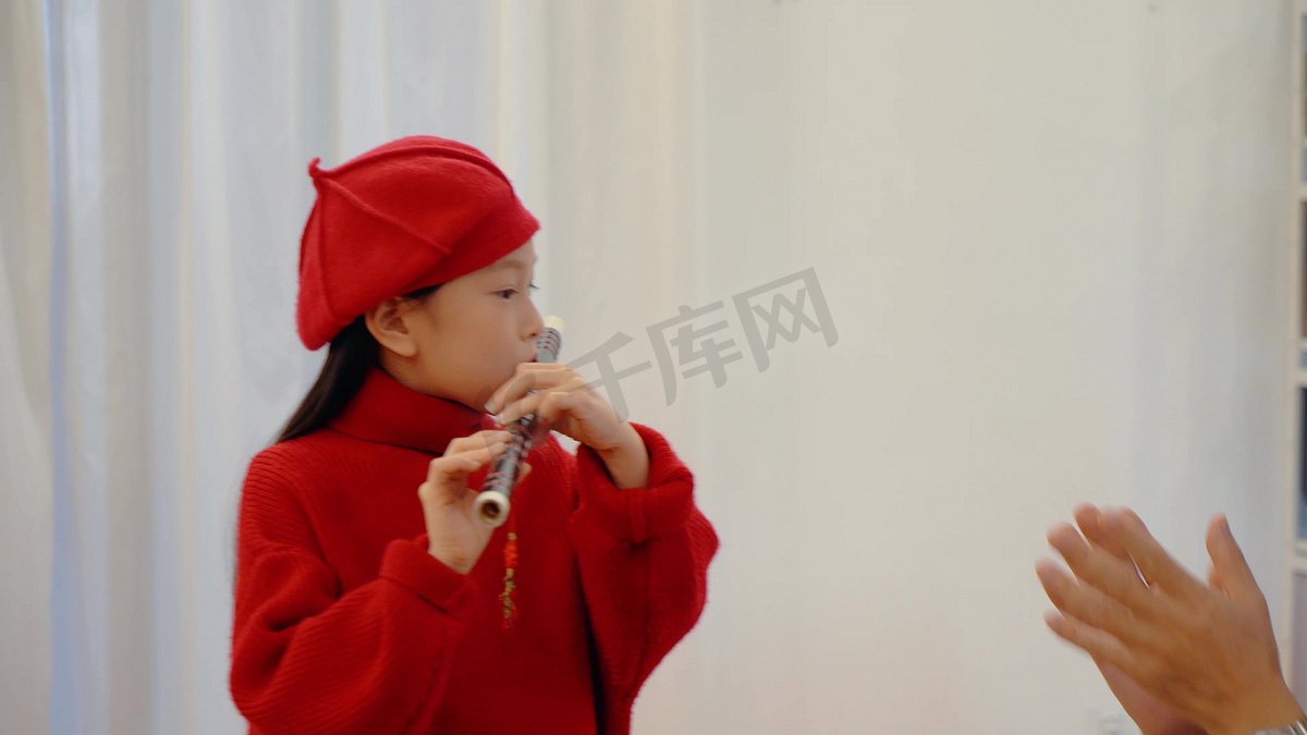 新年过年孙女给长辈展示吹笛子才艺图片