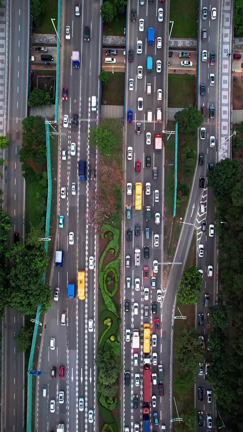 竖屏堵车的公路车流航拍图片