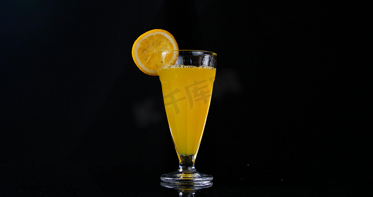 倒橙汁鲜榨橙汁现榨果汁图片