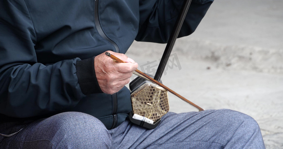 老人拉二胡特写传统乐器乐器图片