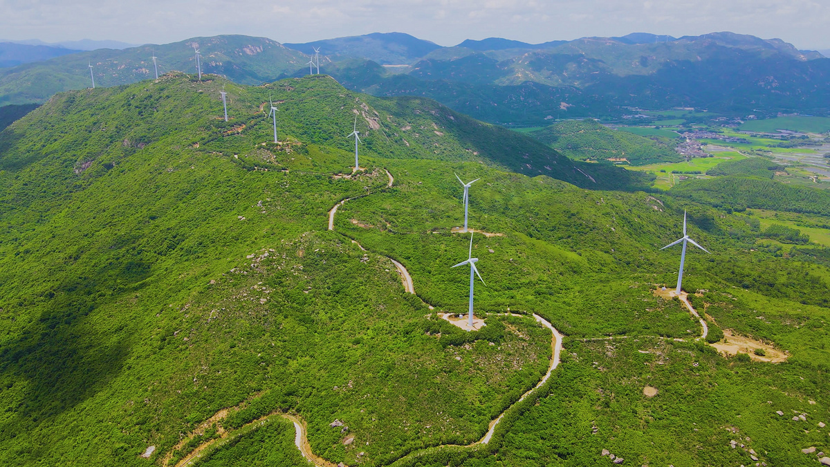 山顶草原风力发电风车航拍祖国山河图片