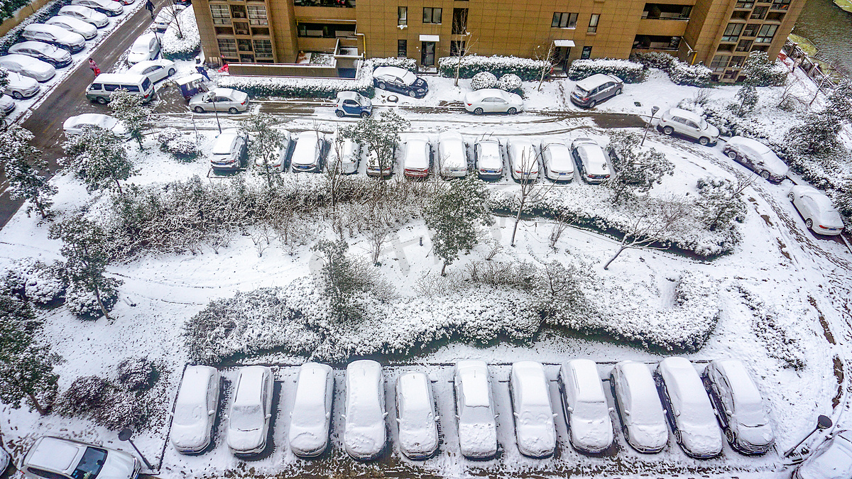冬天下雪后的小区停车场图片