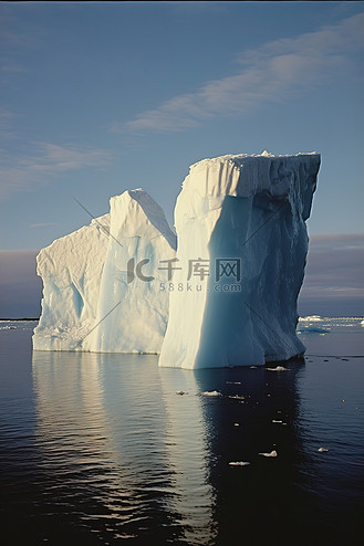 海水中的冰山图片素材_两座大冰山漂浮在水中
