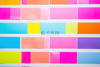 墙上的一组彩色纸片