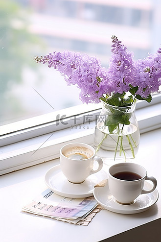 两杯鲜花旁边是一杯热咖啡