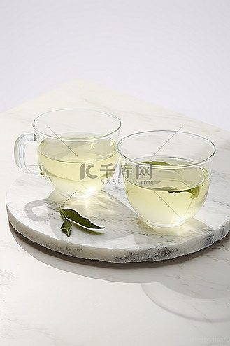 大理石盘上放着两杯绿茶