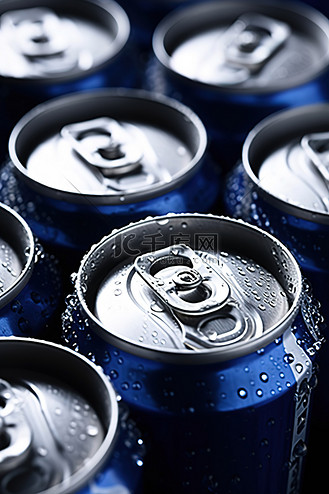 一排空啤酒罐,上面有冰冷的水滴