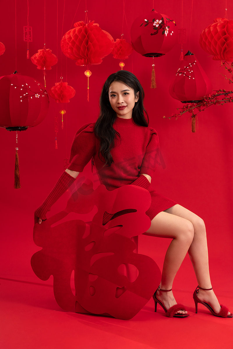 新年气氛红色背景下的一位亚洲青年女性图片