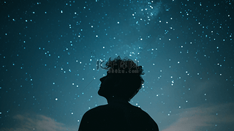 蓝色夜晚星空下男子抬头看星空的背景22
