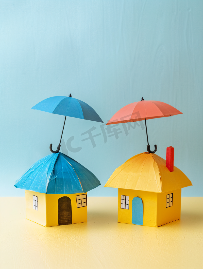 在工作场所用雨伞覆盖家庭和房屋纸模型的保险代理人部分观点图片