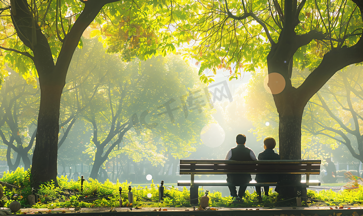 老年夫妇坐在公园长椅欣赏风景图片