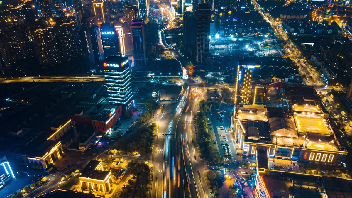 大气夜晚航拍杭州阿里园区地标建筑车流夜景移动图片