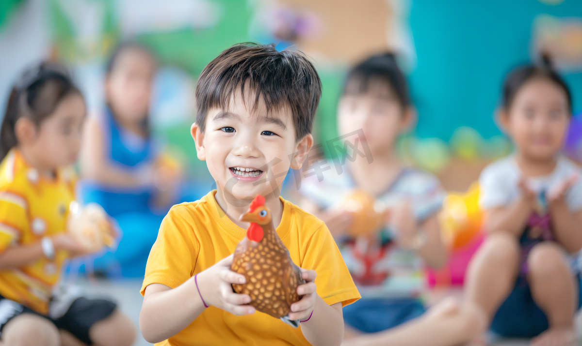 亚洲人幼儿园可爱的小朋友们玩老鹰抓小鸡游戏图片