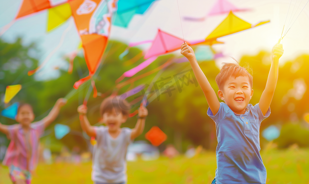 亚洲人快乐的小朋友在公园里放风筝图片