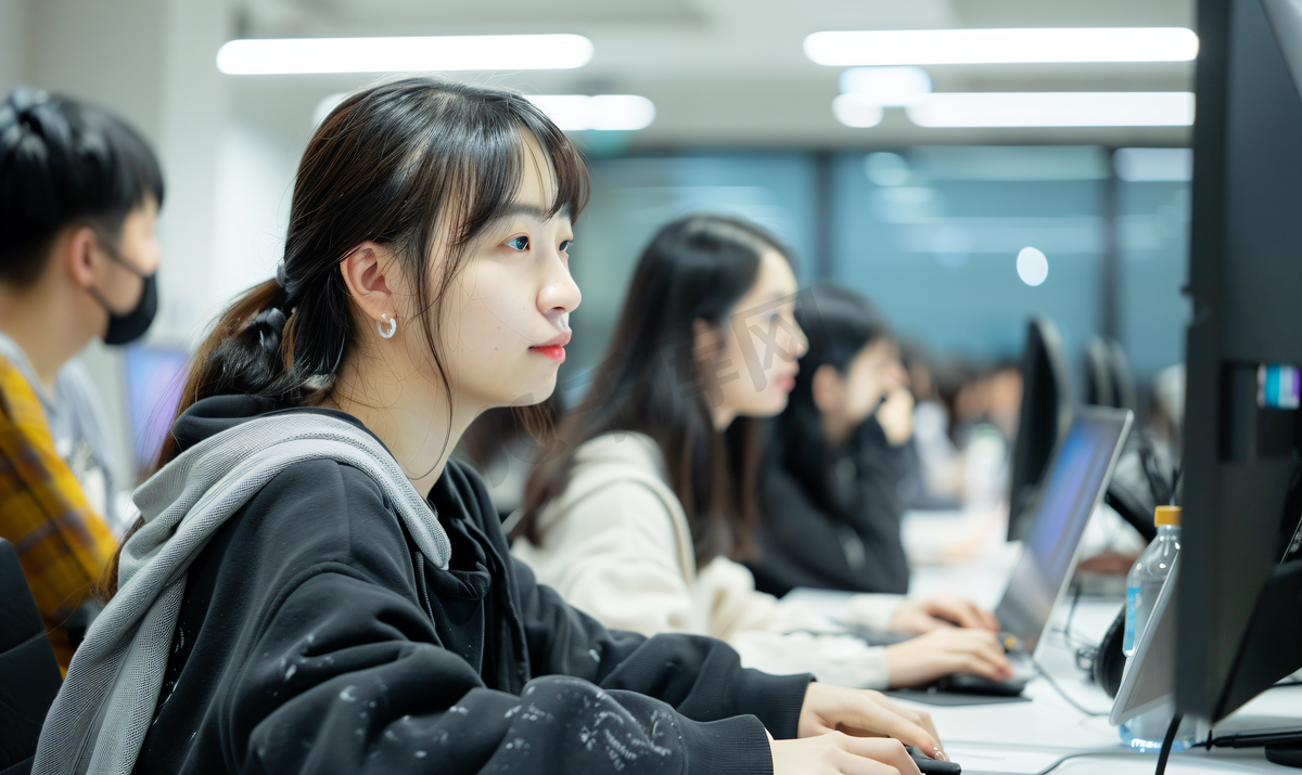 亚洲人学生看着电脑在线学习图片