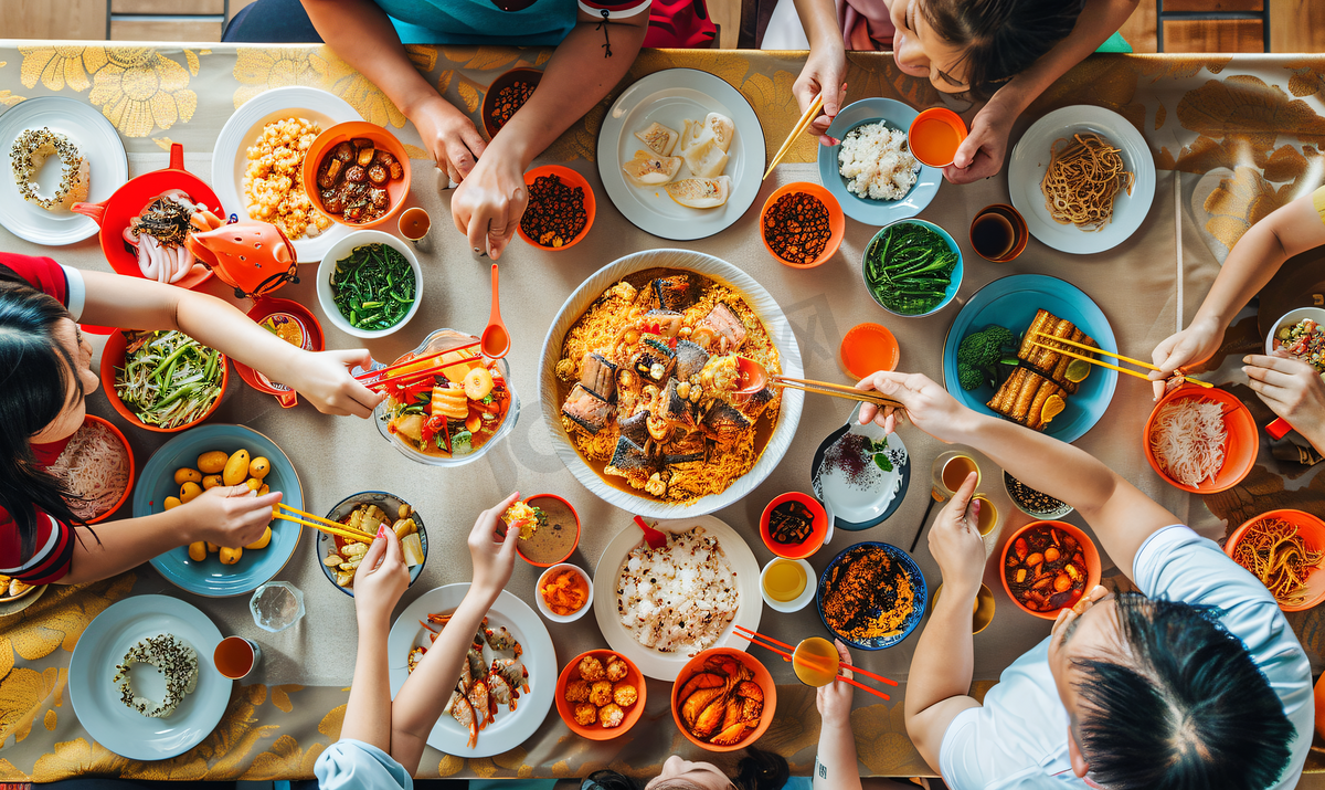 亚洲人幸福东方家庭过年吃团圆饭图片