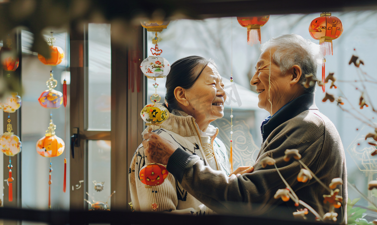 亚洲人中国老年夫妇贴窗花图片