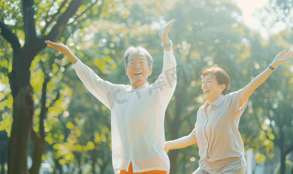 亚洲人幸福的老年夫妇在公园里锻炼身体4图片
