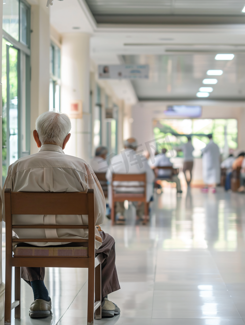 亚洲人生病的老人在医院图片