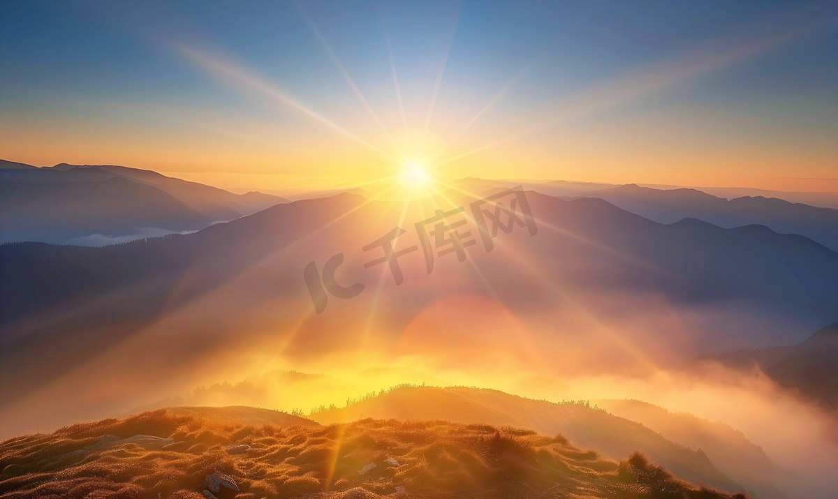 一看天空  薄雾  山观在黎明前的清晨  仰望山顶。清晨日出在高山上.图片