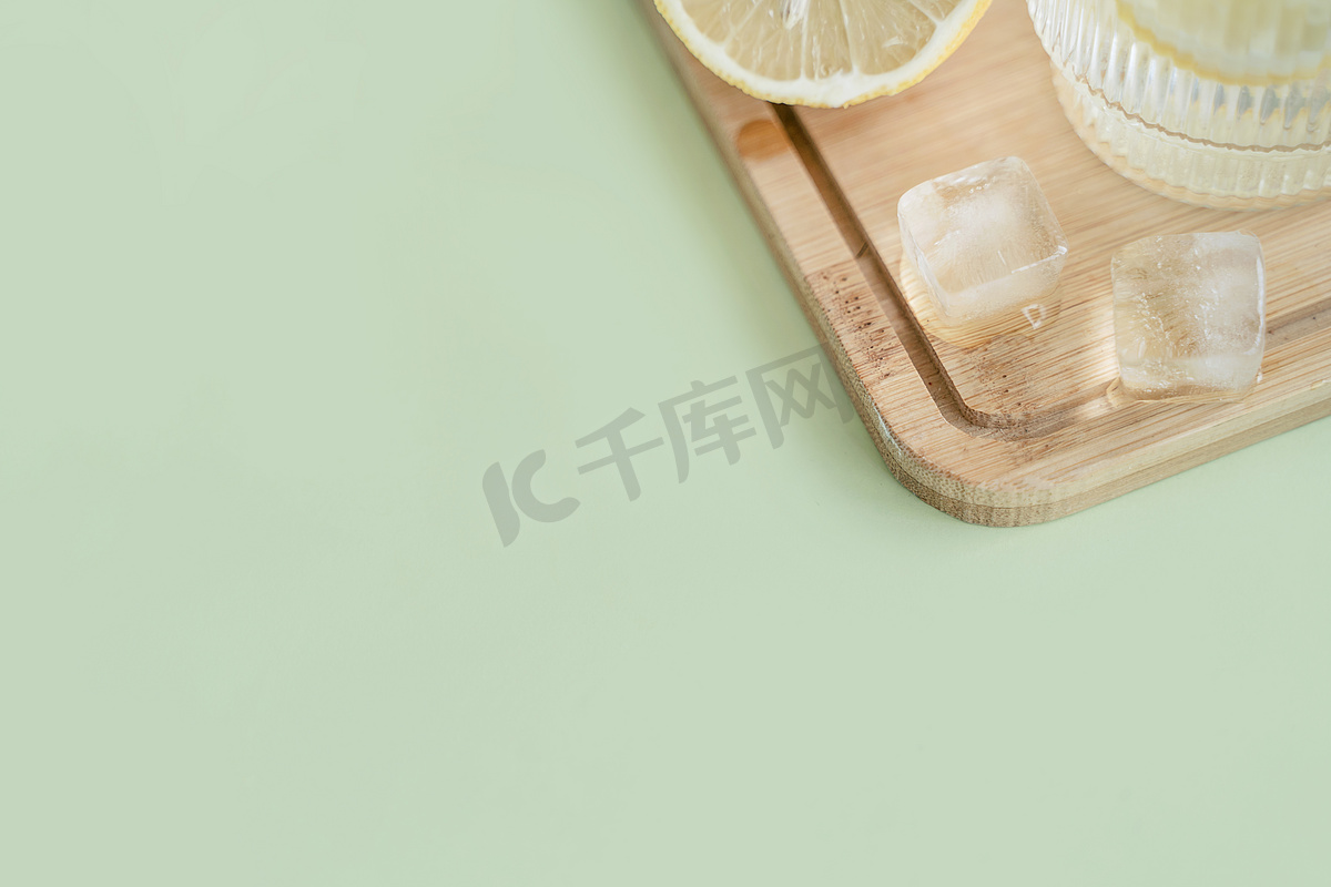 柠檬冰块夏天淡绿色海报图片