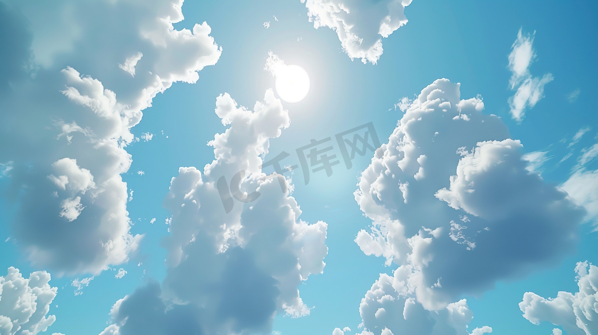 明亮的夏日天空中的云和阳光图片图片