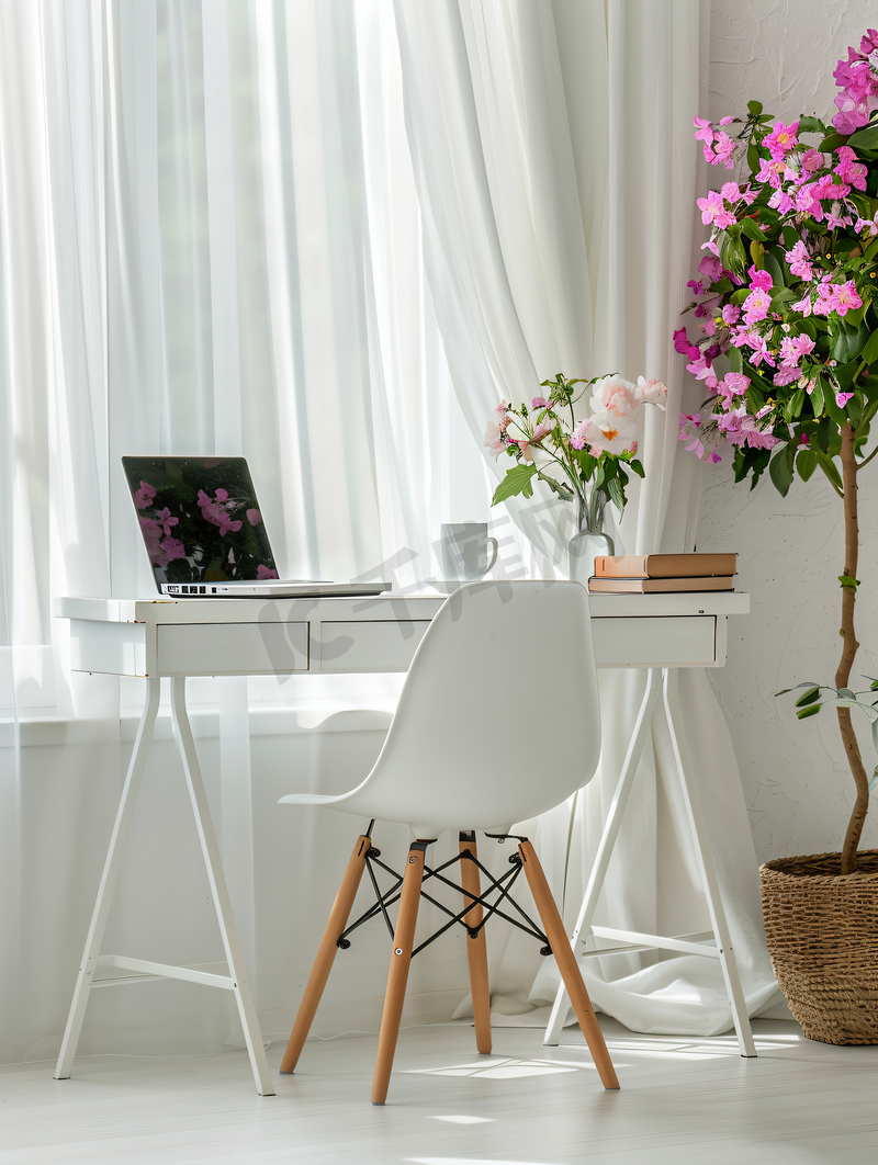 家庭办公概念椅、笔记本电脑桌和鲜花图片