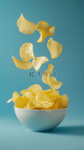 一碗薯片零食薯片油炸薯片洒落的薯片背景图