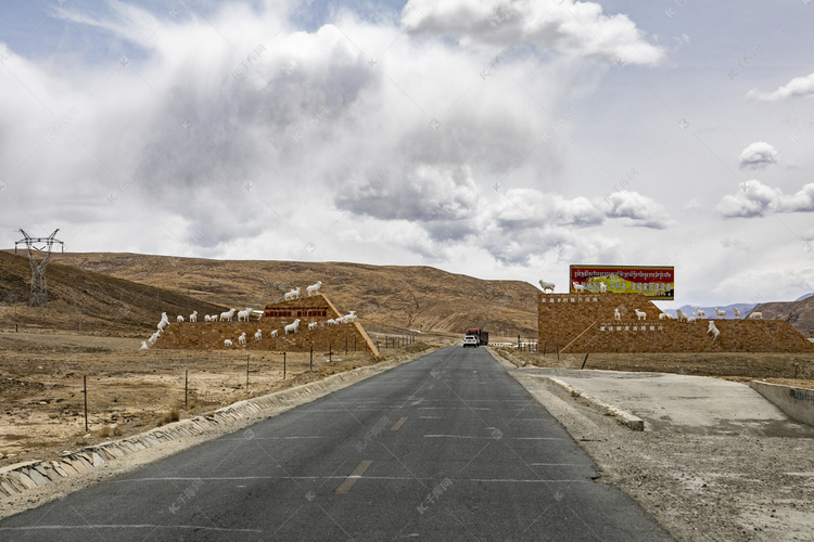 西藏珠穆朗玛峰景区摄影图