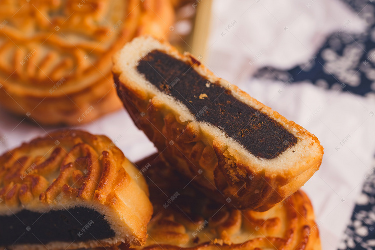 中秋节月饼美食老月饼摄影图