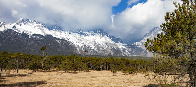 高山雪峰蓝天白云自然风景摄影图