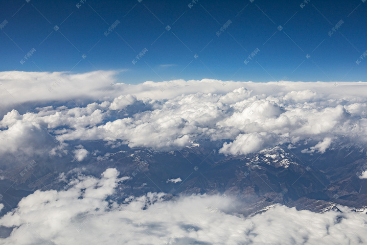 俯瞰大地山峰摄影图