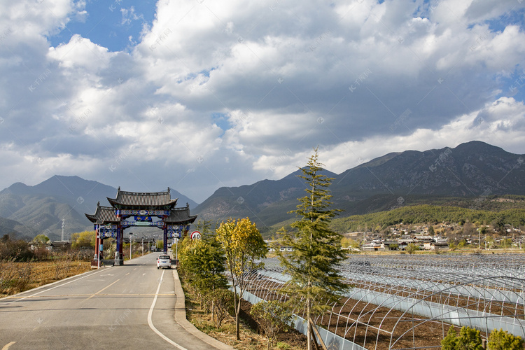 蓝天白云山峰摄影图