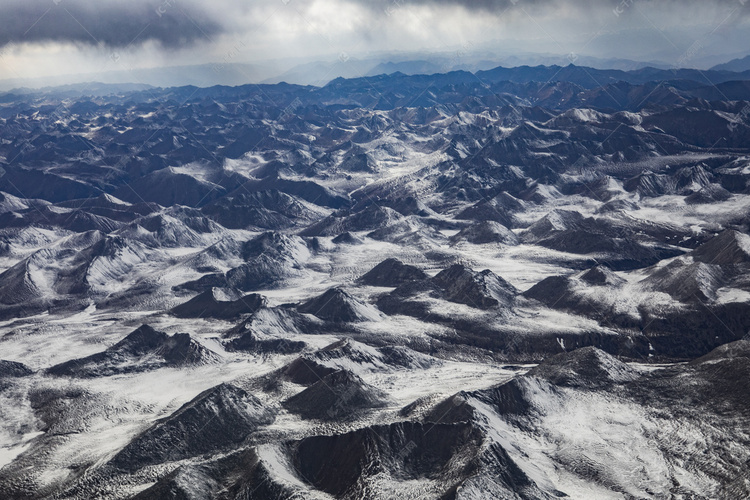 俯瞰大地山峰摄影图