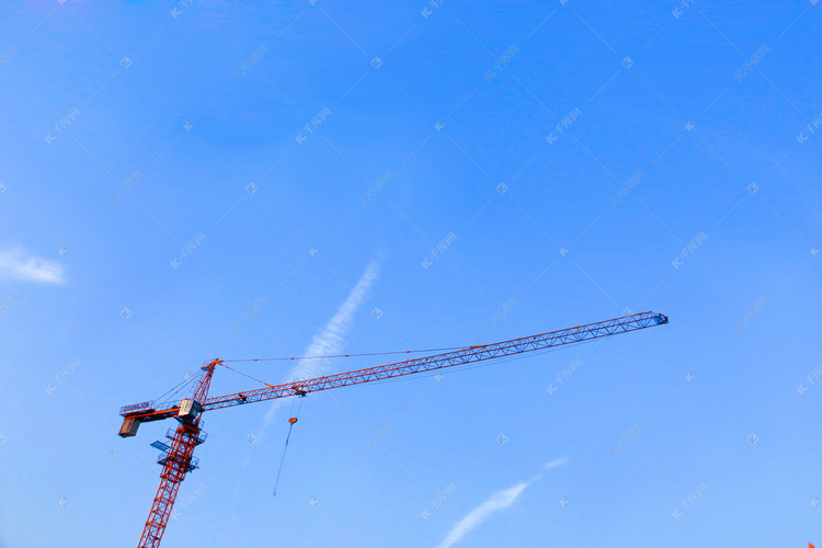 蓝天下在工地作业的吊塔摄影图