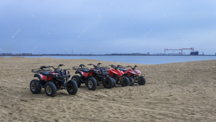 沙滩摩托车摄影图