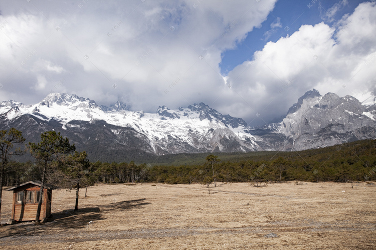 高山雪峰白云自然风景摄影图