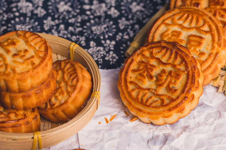 中秋美食中秋节吃月饼摄影图